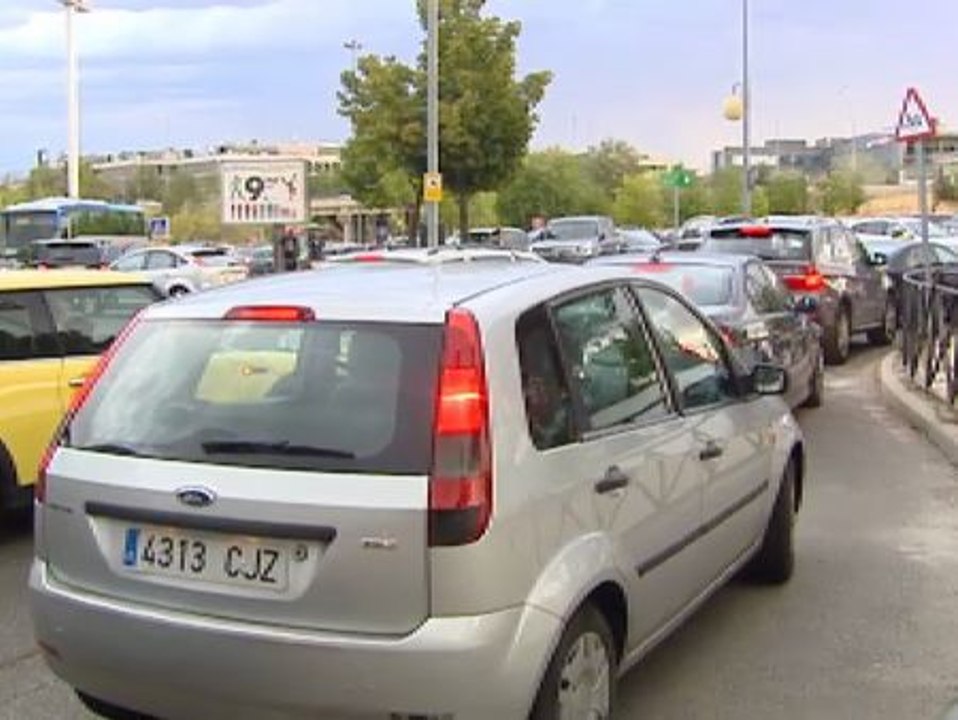 La vuelta al colegio provoca de nuevo atascos en las carreteras y colapsos a las puertas de los centros