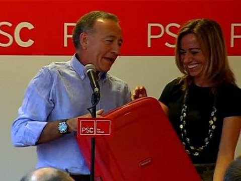 Regalan una maleta roja y un billete de avión de ida y vuelta a Chacón