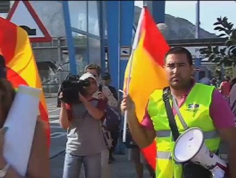 Policías y guardias civiles justifican ante los ciudadanos los controles en el incremento del contrabando