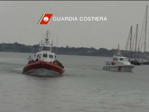 Guardacostas italianos rescatan a 100 refugiados sirios y egipcios cerca de Sicilia