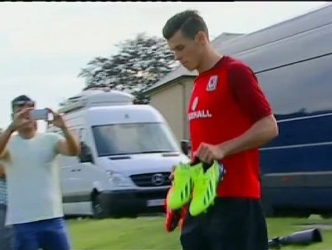 Gareth Bale, muy sonriente en el entrenamiento de la selección de País de Gales