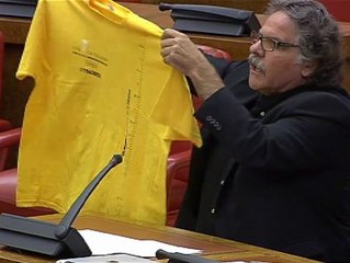 Tardá entrega a Margallo en el Congreso la camiseta de la