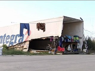Trabajadores subsaharianos viven en un campamento improvisado en un pueblo de Lérida
