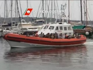 Cientos de inmigrantes sirios continúan llegando a las costas del sur de Italia
