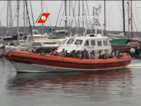 Cientos de inmigrantes sirios continúan llegando a las costas del sur de Italia