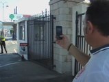 Policías españoles hacen fotos a los gibraltareños para denunciar el 