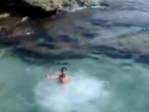 Cientos de jóvenes saltan desde acantilados al mar todos los días