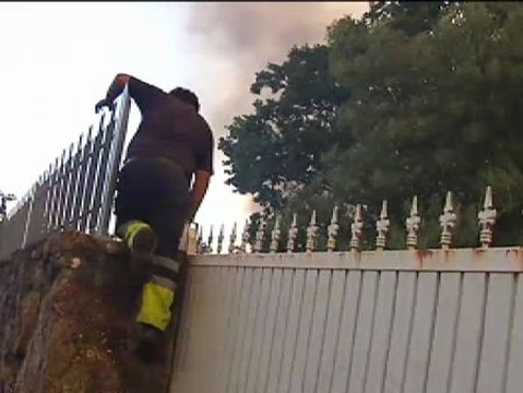 Los vecinos consiguen salvar de las llamas dos casas de Sabadelle