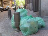 La reducción del presupuesto de limpieza deja las calles llenas de basuras