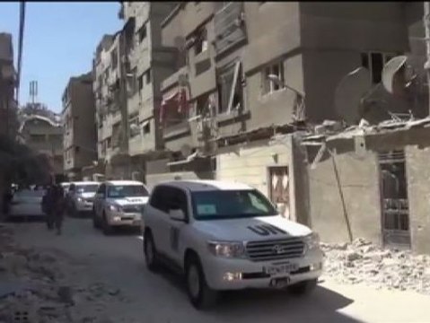 Los inspectores de la ONU llevan máscaras durante la recogida de muestras