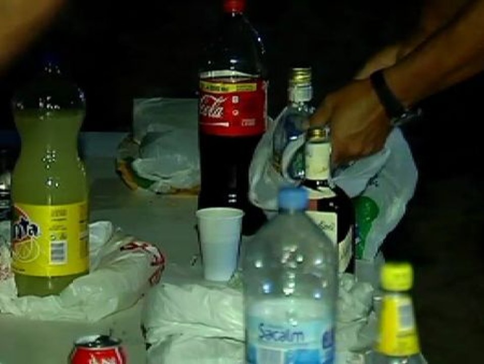 Decenas de jóvenes hacen botellón en la playa de Calafell