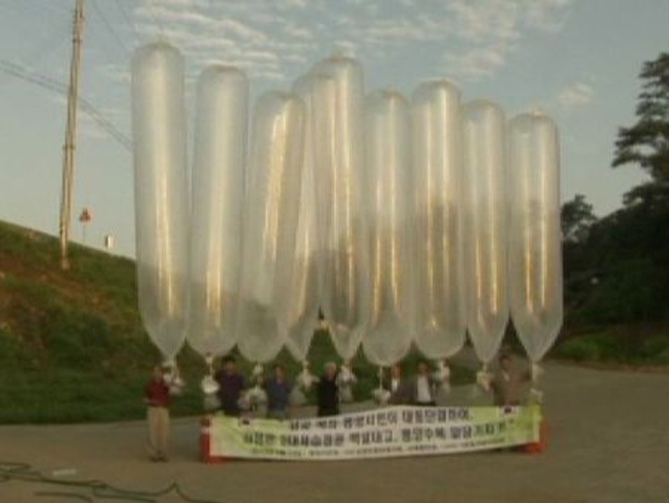 Activistas surcoreanos lanzan globos con folletos hacia Corea del Norte