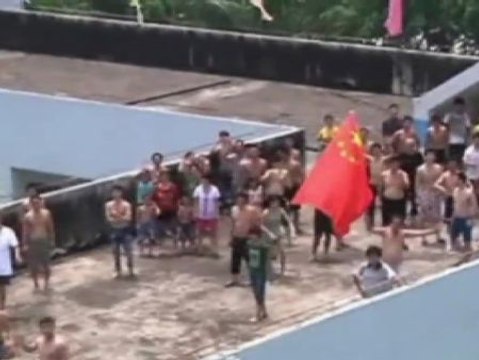 Los equipos de rescate trabajan día y noche en China para solucionar el desastre tras las inundaciones