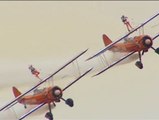 Dos niñas de 9 años, las wingwalkers más jóvenes por una buena causa