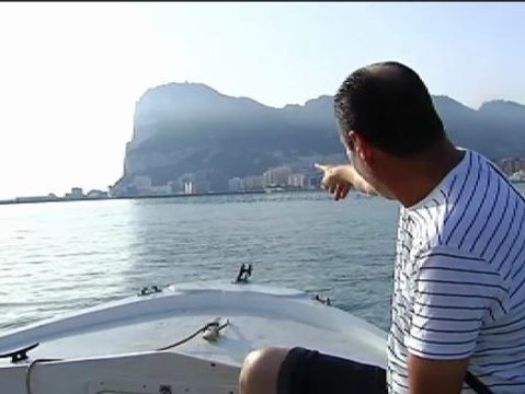 Malestar entre los trabajadores españoles por las tasas que el Gobierno estudia imponer para cruzar la frontera con Gibraltar.