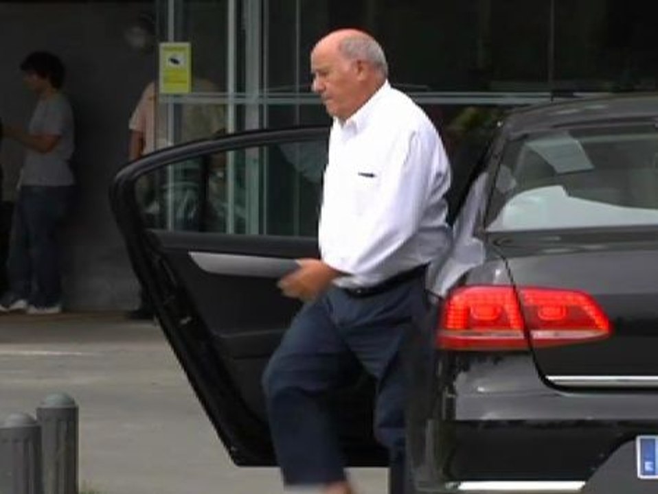 Amancio Ortega llega al tanatorio donde descansan los restos de Rosalía Mera