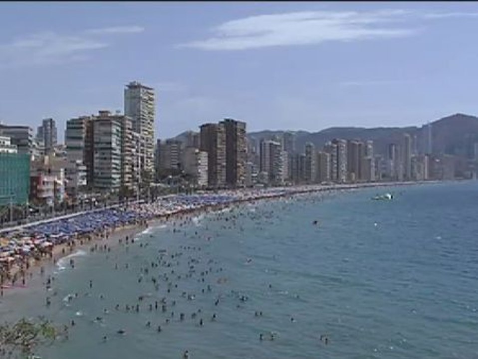 Miles de personas se echan a las playas en este primer fin de semana de agosto