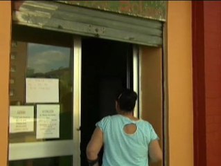 Vecinos de Santander ayudan a una tienda solidaria a repartir alimentos