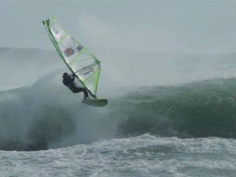 Seis surfistas doman las olas australianas de Tasmania