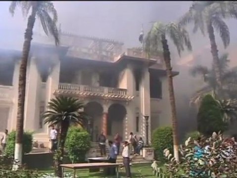 Cientos de miembros de los Hermanos Musulmanes asaltan e incendian el Palacio del Gobernador en Giza