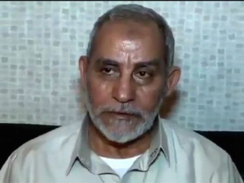 Imágenes del líder de los Hermanos Musulmanes, Mohamed Badie, tras su detención