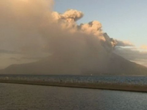 Un volcán en Japón llena las calles de ceniza