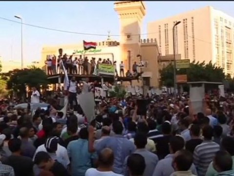 Cientos de islamistas se concentran en la mezquita cairota de Al- Iman para protestar por la represión militar