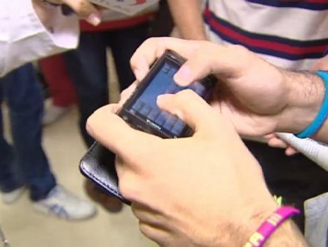 Nada más salir de los exámenes de selectividad llaman a casa