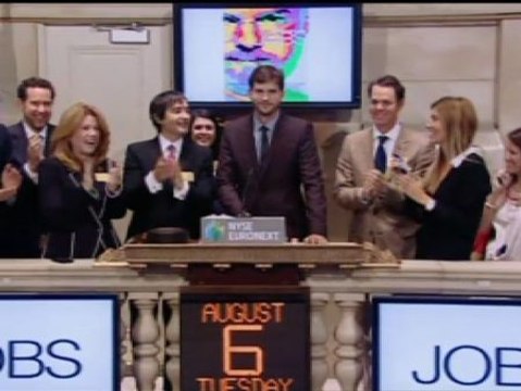 Ashton Kutcher visita Wall Street para promocionar su próxima película