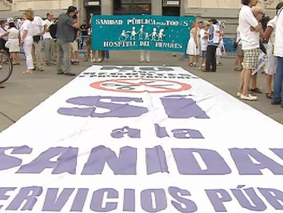 Centenares de personas se manifiestan por la sanidad pública