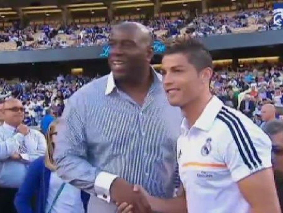 Cristiano Ronaldo hace el saque de honor de los Dodgers Yankees ante 56.000 personas