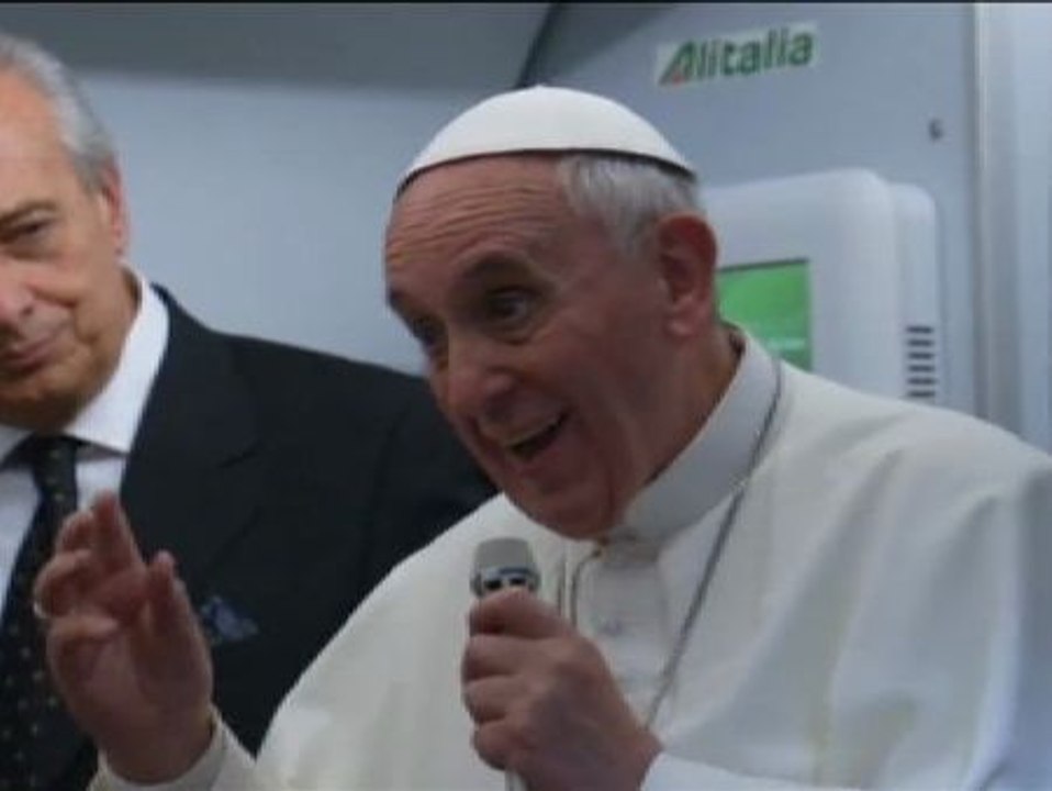 El Papa explica en el avión de vuelta: ¿Quién soy yo para juzgar a los gays que buscan a Dios?
