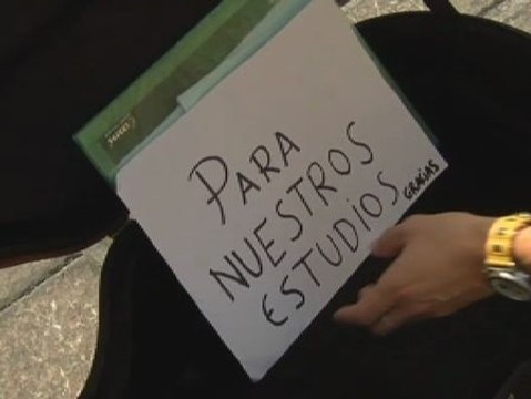 Estudiantes cantan para pagar la universidad