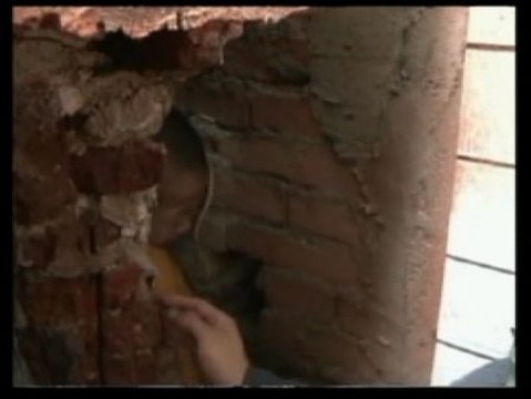 Rescatan a un niño que quedó atrapado en un callejón del centro de China