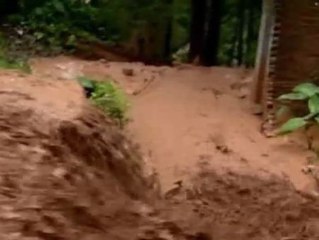 El derrumbe de 11 viviendas sepulta a 30 personas en China