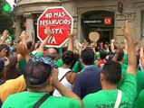 Decenas de personas ocupan una sucursal bancaria en Barcelona para pedir la dación en pago