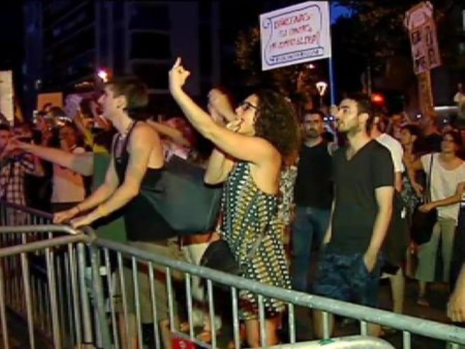 Cientos de personas protestan ante la sede del PP en Barcelona