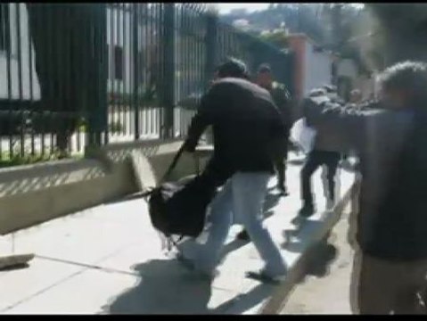 Queman banderas galas frente a la embajada de Francia en La Paz