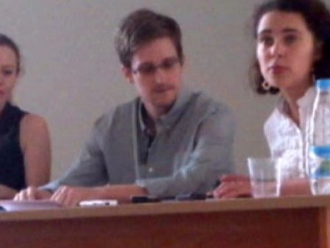 Snowden solicita asilo político temporal a Rusia
