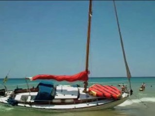 Un velero encallado a la orilla de la playa