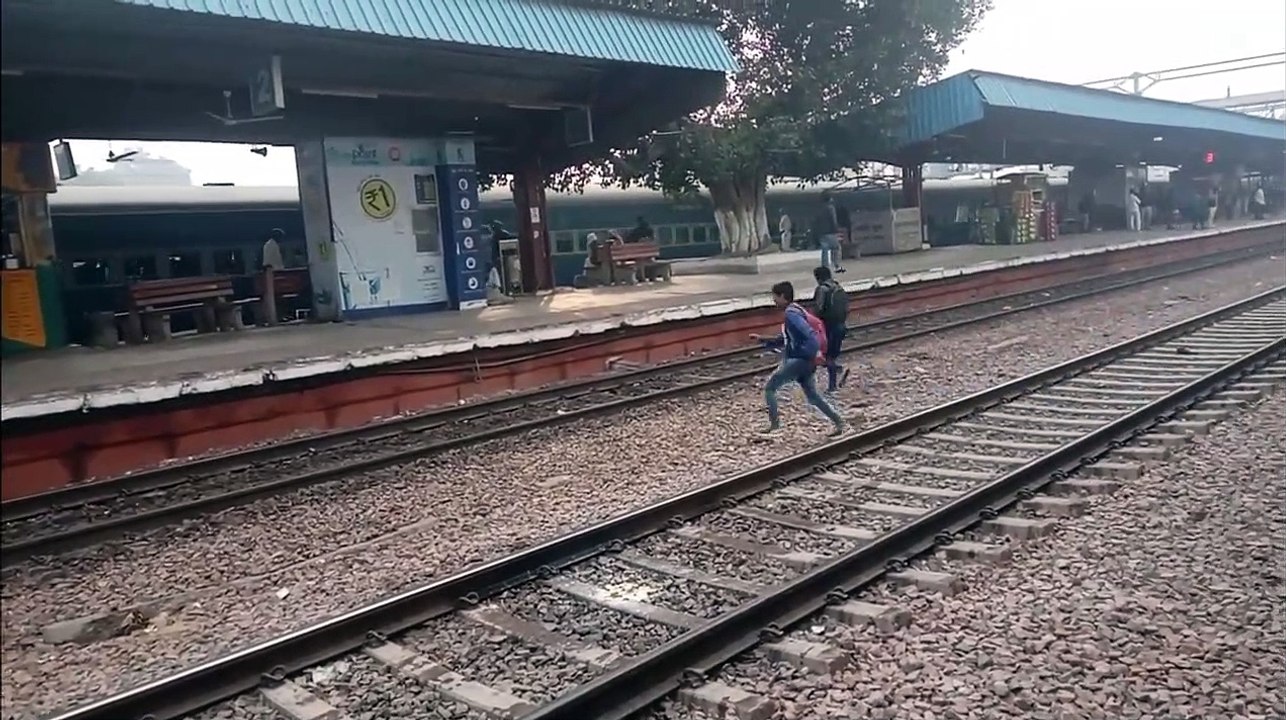 When Golden Temple Mail _ Karnataka Sampark Kranti Express meet at Old Faridabad Full HD