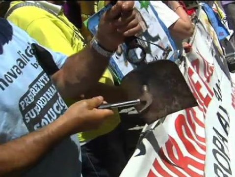 Los afectados por las preferentes protestan frente al parlamento gallego
