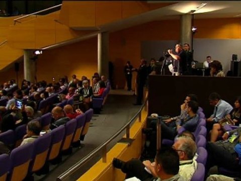 Un afectado por la estafa de las preferentes se desnuda en la junta de Bankia