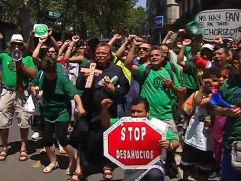 200 miembros de la PAH protestan en una sucursal del Banco Popular