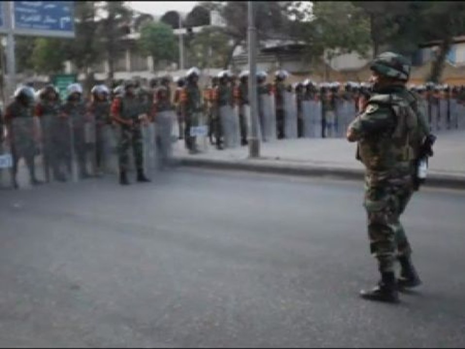 El Ejército egipcio se despliega por las principales calles de El Cairo