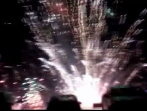 Unos fuegos artificiales explotan junto a la gente que disfrutaba de ellos