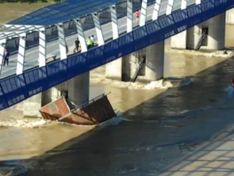 La crecida del Ebro mantiene en alerta a Zaragoza