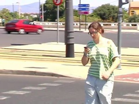 En Valencia alertan de que han aumentado los atropellos a peatones distraídos con el móvil.