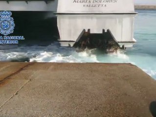 Descubren a un inmigrante argelino oculto en el casco de un ferry.
