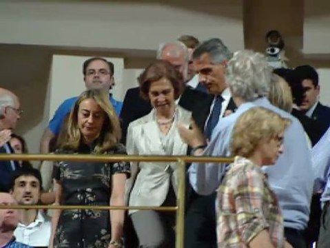 Abucheos y aplausos para recibir a la Reina en el Auditorio Nacional